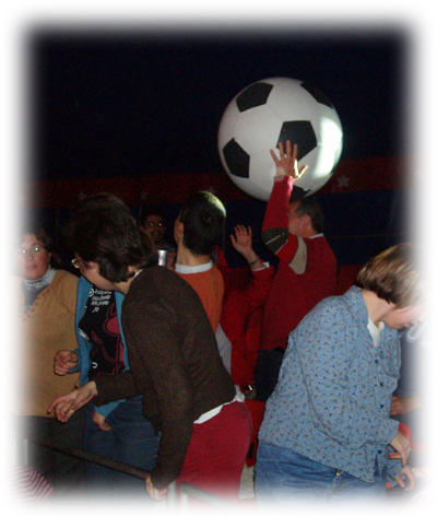 En la canción de Dale Ramón volaron balones gigantes por el público